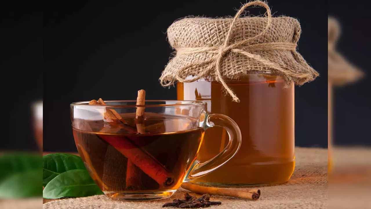 ఖాళీ కడుపుతో కాకుండా ఏదైనా ఆహారంతో తేనె తీసుకుంటే, రక్తంలో చక్కెర స్థాయిలు వేగంగా పెరగకుండా ఉంటుందని నిపుణులు చెబుతున్నారు.. అయితే, తేనె ఆరోగ్యకరమైనది అయినప్పటికీ, డయాబెటిక్ రోగులు తమ ఆహారంలో తేనెను చేర్చుకునే ముందు వైద్యుడి సలహా తీసుకోవడం మంచిది.