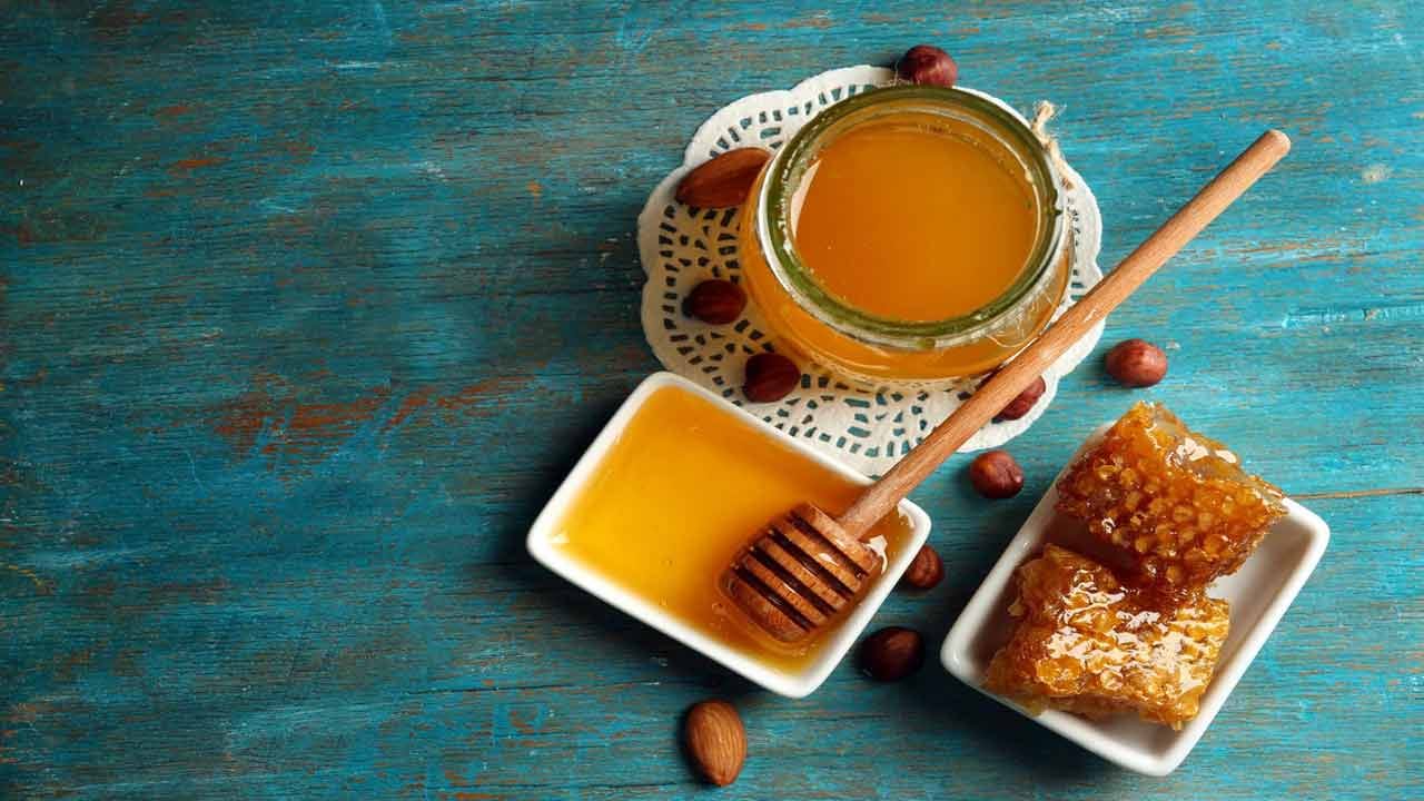 ఆరోగ్యకరమని తేనెని ఎక్కువగా తీసుకోవడం మంచిది కాదని నిపుణులు చెబుతున్నారు.. ఏదైనా సరే ఆరోగ్యకరమైనప్పటికీ వాటిని తక్కువ మొత్తంలో తీసుకున్నప్పుడే ఆరోగ్యానికి మంచిదని సూచిస్తున్నారు. దీంతో పాటు ఆరోగ్యం విషయంలో నిర్లక్ష్యం పనికిరాదని సూచిస్తున్నారు.