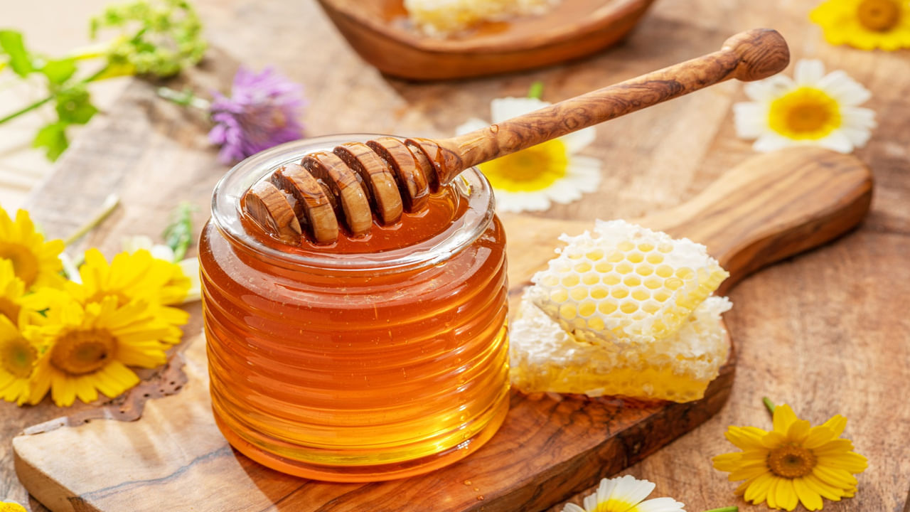 తేనెని తీసుకుంటే మెటబాలిజం పెరుగుతుంది. దీని వల్ల జీర్ణశక్తి సరిగ్గా పెరిగి మనం తీసుకున్న ఆహారాన్ని బాడీ సరిగ్గా అబ్జార్బ్ చేసుకుంటుంది. దీంతో పోషకాలు అందుతాయి. బరువు కూడా తగ్గుతారు. తేనె తీసుకోవడం వల్ల అధిక క్యాలరీలు కలిగిన స్వీట్లపై కోరికలు తగ్గుతాయి. తేనెలో ఉండే కార్బోహైడ్రేట్లు త్వరిత శక్తిని అందజేస్తాయి. 