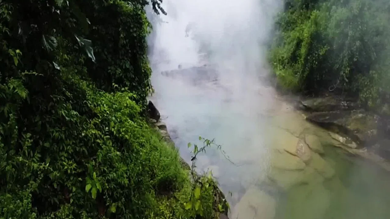 ఈ నదిలో నీరు ఏ కాలమైన వేడిగా ఉంటుందని.. ఏ జంతువు ఈ నీటిలో పడినా బతకడం కష్టం అని అంటున్నారు. ఈ నదిలో నీటితో వంట కూడా చేసుకోవచ్చట.. ఇలా నీరు ఇంతవేడిగా ఉండడానికి కారణం బహుశా నది అడుగున అగ్ని పర్వతం ఉండి ఉంటుంది అని శాస్త్రజ్ఞులు చెబుతున్నారు.