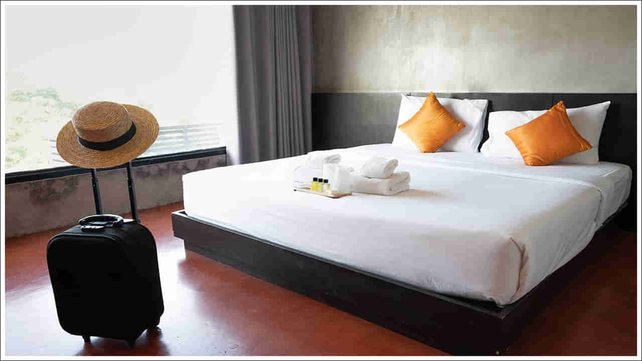 Hotel Bed: హోటళ్లలో తెల్లటి బెడ్‌షీట్లనే ఎందుకు వేస్తారో తెలుసా? అసలు కారణం ఇదే!