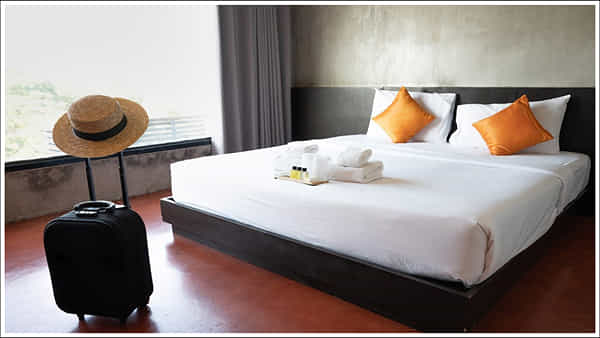 Hotel Bed: హోటళ్లలో తెల్లటి బెడ్షీట్లనే ఎందుకు వేస్తారో తెలుసా? అసలు కారణం ఇదే!