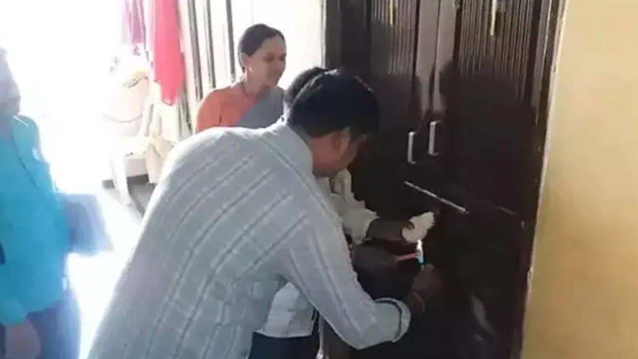 ఆ అమ్మకు ఎంత కష్టం.. 90 ఏళ్ల తల్లికి ఇంట్లో చోటు ఇవ్వని కొడుకులు..!