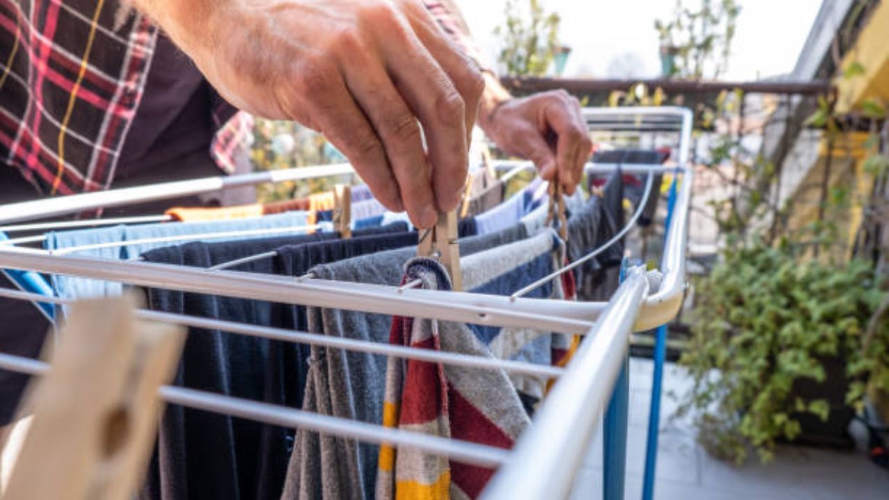Monsoon Laundry Hacks: వర్షాకాలంలో ఉతికిన బట్టలు వాసన రావొద్దంటే ఇలా చేయండి..!