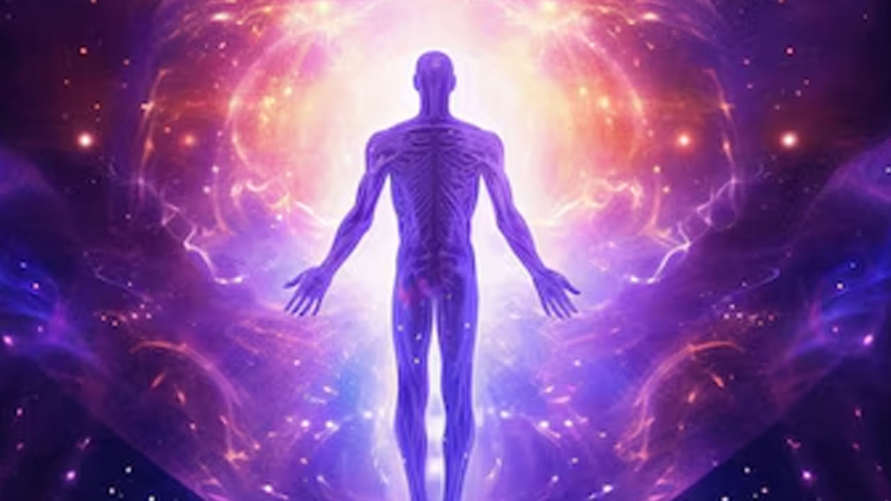 మరణం తర్వాత, ఆత్మ ఒక సూక్ష్మ ప్రపంచంలోకి ప్రవేశిస్తుంది, అక్కడ అది తన గత జన్మల అనుభవాలను సమీక్షిస్తుంది. ఈ సమీక్షలో, ఆత్మ తన గత కర్మల ఫలితాలను, మరియు తన ఆధ్యాత్మిక పురోగతిని అర్థం చేసుకుంటుంది.