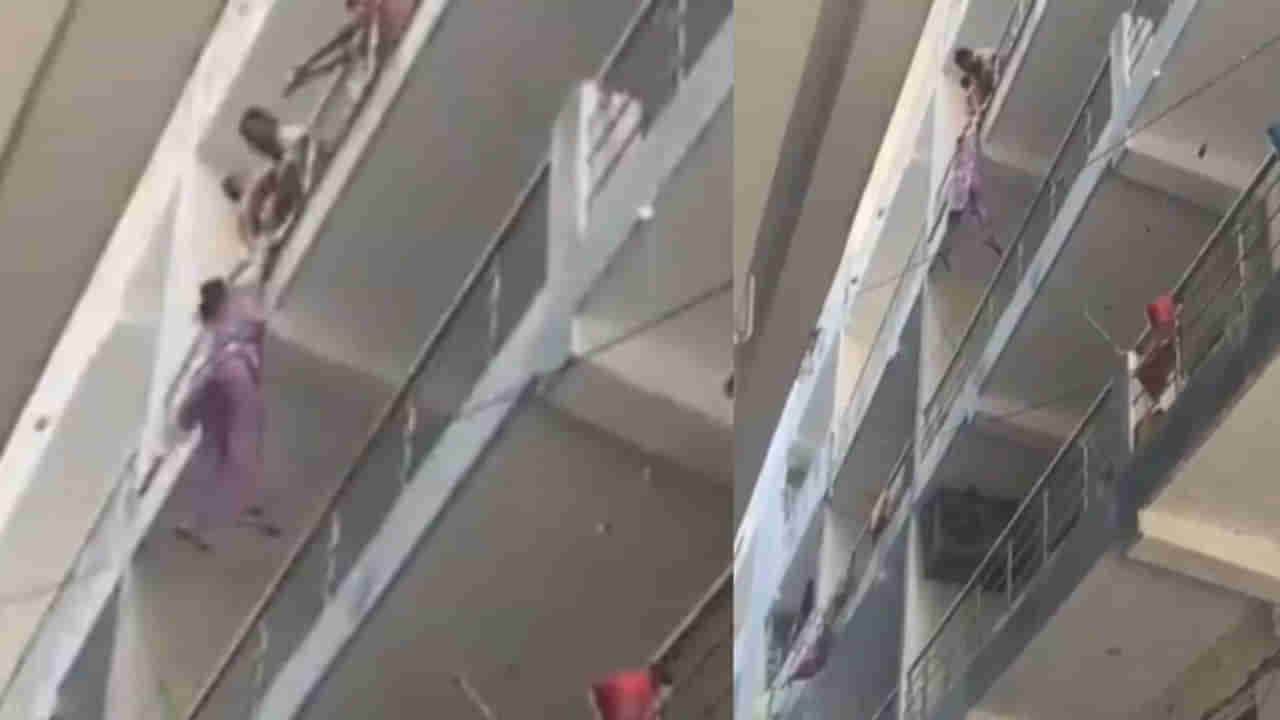 Viral Video: ఓరీ దేవుడో వీడెం మొగుడు.. దారుణంగా భార్యను రెయిలింగ్‌కు వేలాడదీసి..