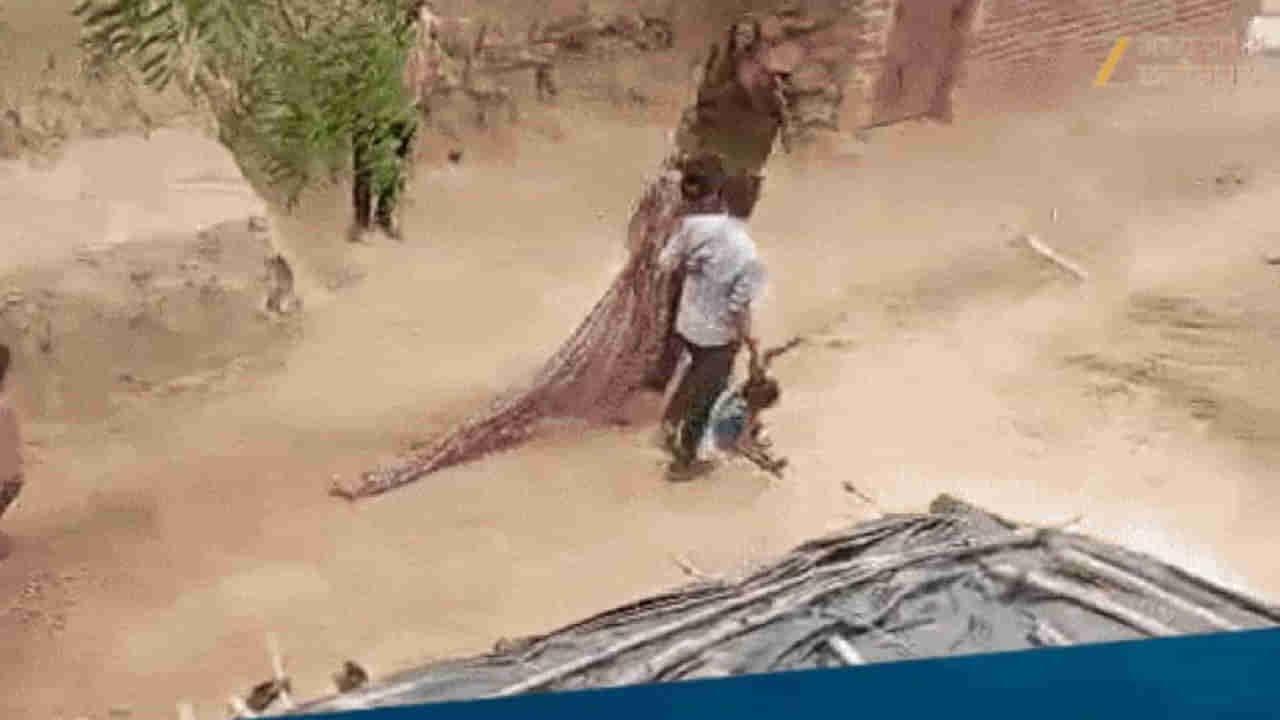 Watch: పట్టపగలే దారుణం.. అందరూ చూస్తుండగానే భర్తను కాల్చి.. భార్యాపిల్లల కిడ్నాప్