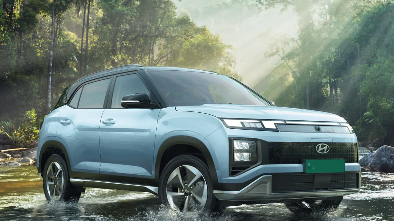 ఎగ్జిక్యూటివ్, స్మార్ట్, ప్రీమియం, ఎక్సలెన్స్ అనే నాలుగు వేరియంట్లలో లభిస్తుంది. క్రెటా ఎలక్ట్రిక్ ఎనిమిది మోనోటోన్, రెండు డ్యూయల్-టోన్ కలర్ ఆప్షన్లను అందిస్తుంది, వీటిలో మూడు మ్యాట్ ఫినిషింగ్‌లు ఉన్నాయి.  ఎగ్జిక్యూటివ్ ₹17.99 లక్షలు, స్మార్ట్ ₹19 లక్షలు, స్మార్ట్ (O) 19.50 లక్షలు, స్మార్ట్ (O) DT ₹19.65 లక్షలు, ప్రీమియం 20 లక్షలు, ఇలా వేరియంట్ బట్టి ధరలు ఉన్నాయి. 