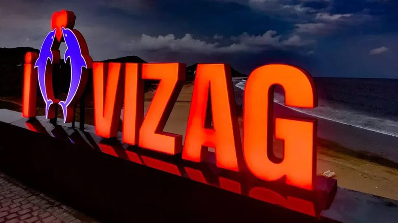 616 — 1070: వేంగి చాళుక్యులు :  క్రీ.శ. 616లో బాదామి చాళుక్యుల రాజు II పులకేశిని కోస్తా ఆంధ్రను స్వాధీనం చేసుకున్నాడు, అతను తన సోదరుడు విష్ణువర్ధనను ఈ ప్రాంతానికి వైస్రాయ్‌గా నియమించాడు. క్రీ.శ. 624లో, పులకేశిని మరణానంతరం, చీపురుపల్లి (వైజాగ్‌కు ఉత్తరాన 100 కిలోమీటర్లు) వరకు విస్తరించి ఉన్న తూర్పు చాళుక్య రాజవంశాన్ని స్థాపించడం ద్వారా విష్ణువర్ధన్ I స్వాతంత్ర్యం ప్రకటించుకున్నాడు. చాళుక్య రాజులు హిందూ మతాన్ని అనుసరించినందున బౌద్ధమతం క్షీణించింది, వారు వేంగిని (ఏలూరు సమీపంలో) రాజధానిగా చేసుకున్నారు కాబట్టి వారిని వేంగి నుండి చాళుక్యులు అని కూడా పిలుస్తారు. వేంగీ రాజులకు, ఇతరులకు మధ్య నిత్యం గొడవలు జరుగుతూనే ఉన్నాయి. శక్తిమంతమైన రాష్ట్ర రాష్ట్రకూటులు ఎవరికి వారు అధీన పాత్ర పోషించవలసి వచ్చిన వారిని రెండు సార్లు ఓడించారు. వేంగి రాజులు కళింగలోని కొన్ని ప్రాంతాలను స్వాధీనం చేసుకున్నారు, అక్కడ కళింగలోని గంగులు వారి మిత్రదేశాలుగా మారారు. సుమారు 1000 ADలో, చోళులు వేంగి రాజును ఓడించారు, కాబట్టి చాళుక్యులు వారి అధీనంలో ఉండవలసి వచ్చింది. 1070 నాటికి, తూర్పు చాళుక్యులు మరియు చోళులను ఓడించి కళింగ గంగులు వైజాగ్ ప్రాంతాన్ని స్వాధీనం చేసుకున్నారు.