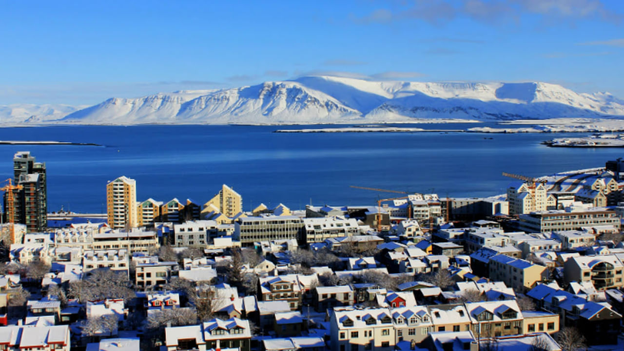 ఐస్‌లాండ్‌: యూర‌ప్‌లో ఉన్న అతిపెద్ద ద్వీపం ఐస్‌లాండ్‌. అక్క‌డ నివాస ప్రాంతాలు త‌క్కువ‌గా ఉన్న‌ప్ప‌టికీ.. ప‌ర్యాట‌కంగా దీనికి మంచి ఆద‌ర‌ణ ఉంది. అక్క‌డ జూన్ నెల‌లో సూర్యుడు అస్త‌మించడు. ఆ నెల రోజులు ప‌గ‌లు, రాత్రికి అస్సలు తేడా ఉండ‌దు. అందుకే జూన్ నెల‌లో ఇక్కడికి ప‌ర్యాట‌కులు ఎక్కువ‌గా వ‌స్తుంటారు. ఐస్‌లాండ్‌లో దోమ‌లు కూడా ఉండ‌వు.