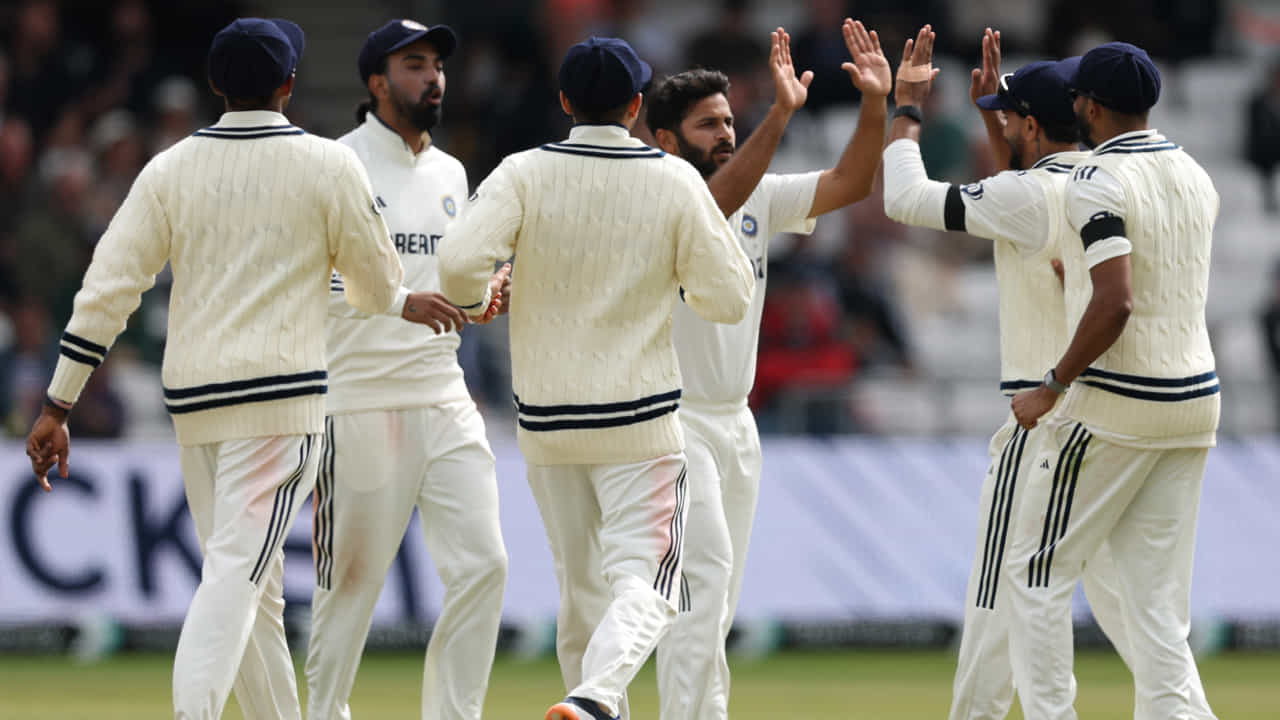 Shameful Cricket Records: ఇంగ్లాండ్ జట్టు భారత్పై చారిత్రాత్మక విజయాన్ని నమోదు చేసింది. మరోవైపు, టీమిండియా చెత్త రికార్డుల్లో జాయిన్ అయింది. దీనిని 100 సంవత్సరాలలో కూడా తుడిచివేయడం కష్టం. 1928 నుంచి ఆస్ట్రేలియాపై ఉన్న మరకను టీమిండియా తుడిచిపెట్టింది. ఐదు సెంచరీలు చేసినప్పటికీ టెస్ట్ మ్యాచ్లో ఓడిపోయిన మొదటి జట్టుగా భారత్ నిలిచింది. లీడ్స్లో జట్టు ఐదు వికెట్ల తేడాతో ఓటమిని ఎదుర్కోవలసి వచ్చింది.