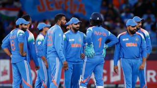 Video: వార్నీ.. రిటైర్మెంట్ ఏజ్‌లో భారీ సిక్స్.. కొడితే స్టేడియం దాటిపోయిందిగా..