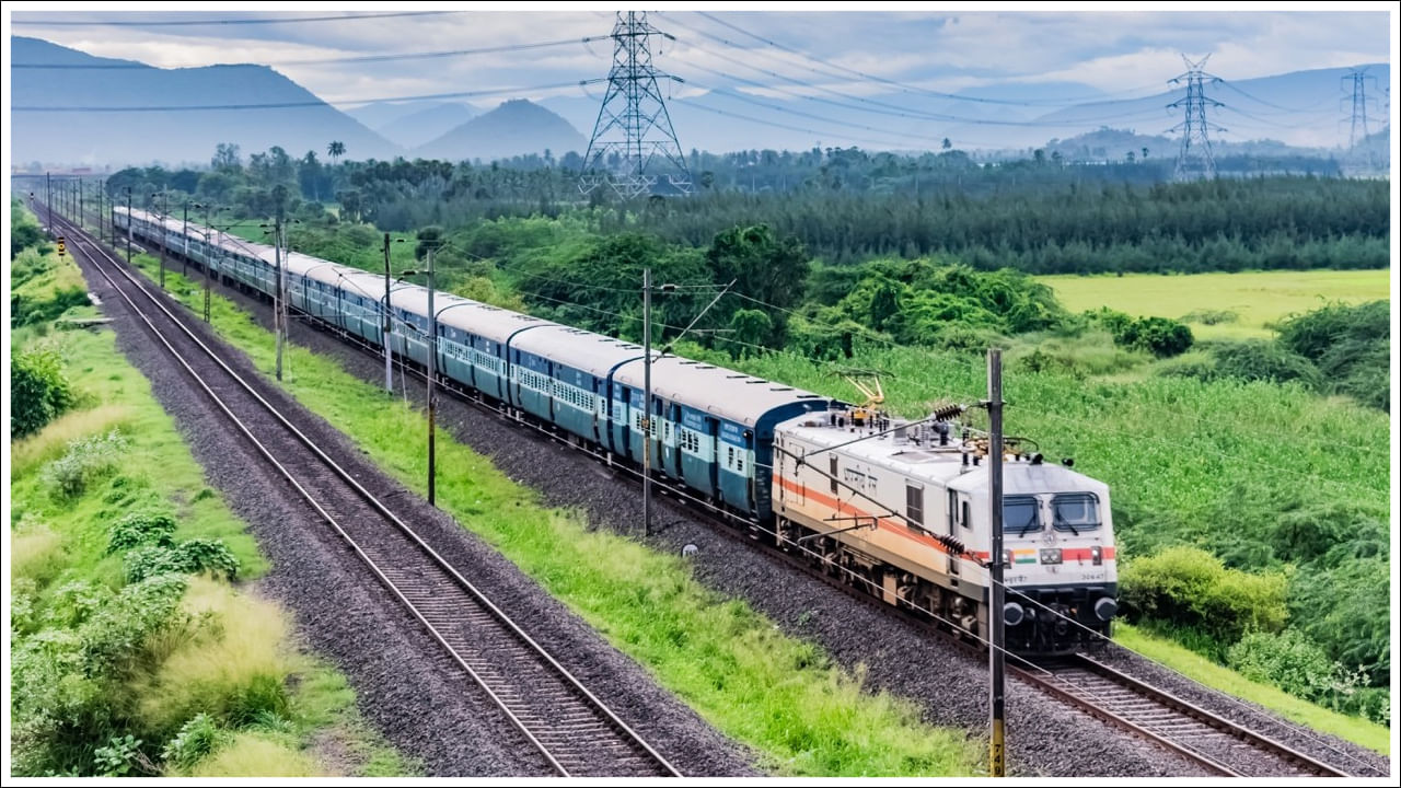 Indian Railways Rules: ప్రయాణికులకు సేవలను సులభతరం చేయడానికి, పారదర్శకతను పెంచడానికి భారతీయ రైల్వేలు అనేక మార్పులు చేశాయి. ఈ మార్పులు జూలై 2025 నుండి అమలులోకి వచ్చాయి. రిజర్వేషన్ చార్టులను తయారు చేసే సమయం, దూరం ఆధారంగా టికెట్ ధర, తత్కాల్ టిక్కెట్లకు అవసరమైన ఆధార్, ఓటీపీ ఆధారిత ధృవీకరణ మొదలైనవి ఈ మార్పులలో ఉన్నాయి. టిక్కెట్లకు సంబంధించి రైల్వేలు చేసిన మార్పుల తెలుసుకుందాం.