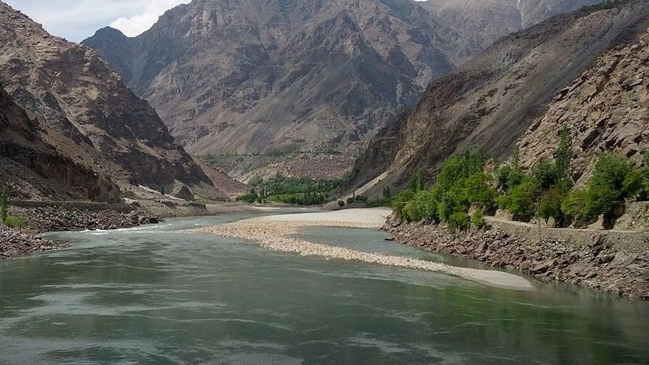 సింధు నది టిబెట్ (చైనా) నుండి ప్రారంభమై భారతదేశంలోకి ప్రవేశిస్తుంది. ఆ తరువాత పాకిస్తాన్ ఆక్రమిత కాశ్మీర్ ద్వారా పాకిస్తాన్లోకి ప్రవేశిస్తుంది. సింధు నది అతిపెద్ద భాగం ఇక్కడ ఉంది. దీని బేసిన్ ప్రాంతం దాదాపు 1.16 మిలియన్ చదరపు కిలోమీటర్లు ఉంటుంది.