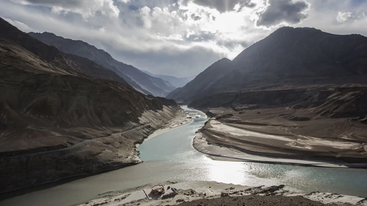 సింధు నది దాని మూలమైన చైనాలోని బోఖర్ చు హిమానీనదం నుంచి అరేబియా సముద్రం వరకు 3180 కి.మీ దూరం ప్రయాణిస్తుంది. సింధు నది సెకనుకు సగటున 6000 నుండి 7000 క్యూబిక్ మీటర్ల నీటిని (క్యూసెక్స్) తనతో ప్రయాణంలో తీసుకువెళుతుంది.