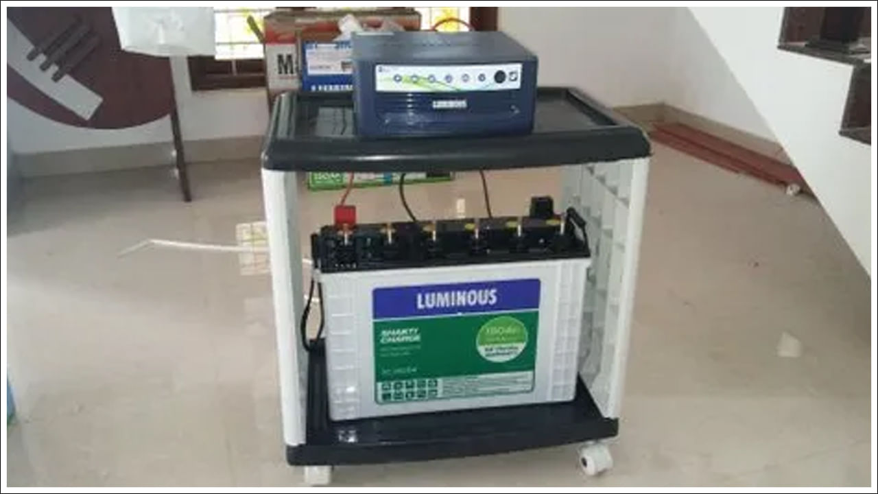 అసురక్షిత ప్రదేశంలో బ్యాటరీని నిల్వ చేయడం: బ్యాటరీలను ఎల్లప్పుడూ వెంటిలేషన్ ప్రాంతంలో నిల్వ చేయండి. బ్యాటరీ వాయువును విడుదల చేస్తే అప్పుడు పేలుడు జరిగే అవకాశాలు కూడా ఉంటాయి. అందుకే బ్యాటరీలు వెంటిలేషన్‌ ఉన్న ప్రాంతంలోనే ఏర్పాటు చేయండి. ఇది కాకుండా తప్పు వైరింగ్ కూడా బ్యాటరీకి ప్రమాదకరం. సరైన ధ్రువణతను జాగ్రత్తగా చూసుకోండి. మంచి నాణ్యత గల కేబుల్‌లను మాత్రమే ఉపయోగించండి.