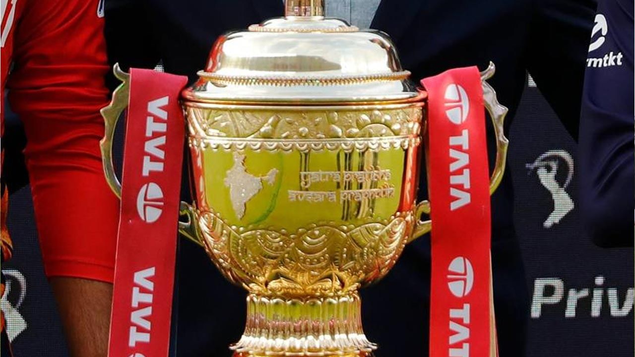 ప్రతి ఏటా ఇండియన్ ప్రీమియర్ లీగ్ (ఐపీఎల్) ముగిసిన తర్వాత, భారత క్రికెట్ భవిష్యత్తుపై కొత్త ఆశలు చిగురిస్తాయి. ఎందరో యువకులు ఈ మెగా టోర్నీలో తమ అద్భుత ప్రతిభతో వెలుగులోకి వస్తారు. ఈ ఏడాది జరిగిన ఐపీఎల్ 2025 సీజన్ కూడా అందుకు మినహాయింపు కాదు. ఈ సీజన్‌లో అంచనాలకు మించి రాణించిన ఐదుగురు యువ ఆటగాళ్లు, త్వరలోనే భారత జాతీయ జట్టు జెర్సీ ధరించేందుకు సిద్ధంగా ఉన్నారు. తమ నిలకడైన ప్రదర్శనతో సెలెక్టర్ల దృష్టిని బలంగా ఆకర్షించిన ఆ ఐదుగురు "టాలెంటెడ్ హీరోలు" ఎవరో ఇప్పుడు చూద్దాం.