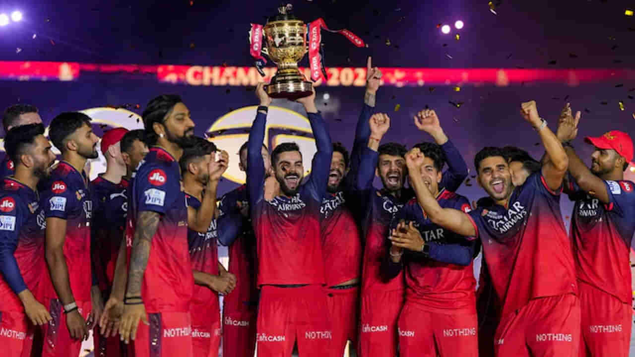 IPL 2026: ఆర్సీబీ ఫ్యాన్స్కు షాకింగ్ న్యూస్.. ఆ ఇద్దరిని రిలీజ్ చేయనున్న బెంగళూరు.. ఎందుకంటే?