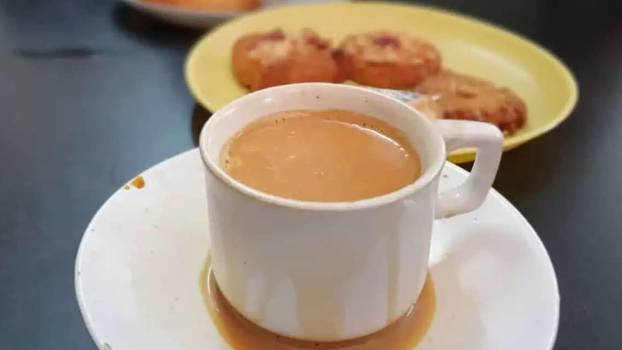 తెలంగాణాలోని అత్యంత ప్రజాదరణ పొందిన పానీయం ఇరానీ చాయ్. తెలంగాణావాసులకు ముఖ్యంగా హైదరాబాదీలకు ఇరానీ చాయ్పై ఉన్న ప్రేమ ఎనలేనిది. అలాగే తెలంగాణలోని హైదరాబాద్లో ఫలూదా తప్పనిసరిగా ప్రయత్నించాలి.