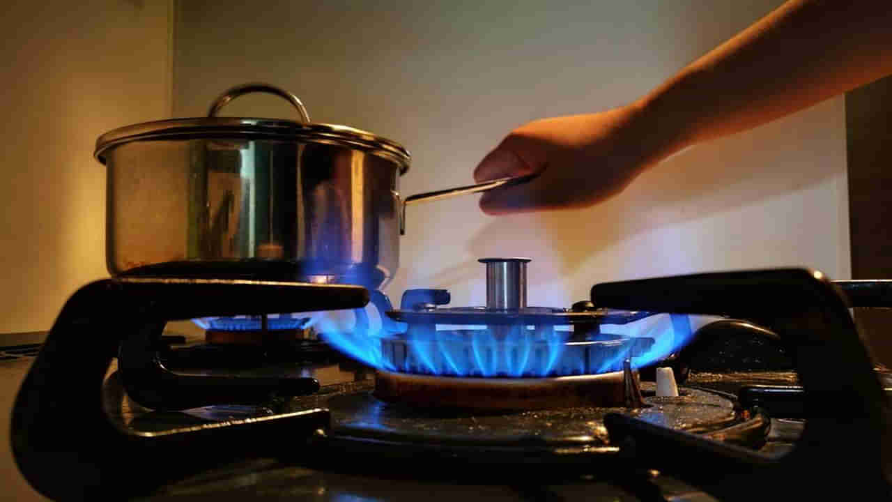 Kitchen Tips: మీరూ వంట గదిలో గ్యాస్‌ స్టౌ పక్కన వీటిని ఉంచుతున్నారా? ఎంత డేంజరో తెలుసా..