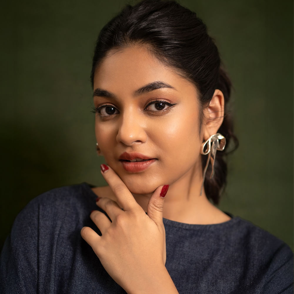 శ్రీవిష్ణు హీరోగా నటించిన సింగిల్ సినిమా ఇటీవలే విడుదలై మంచి విజయాన్ని అందుకుంది. ఈ సినిమాలో ఇవానా తన అందంతో పాటు నటనతో ప్రేక్షకులను విశేషంగా ఆకట్టుకుంది. ఈ సినిమా సక్సెస్ ను ఎంజాయ్ చేస్తుంది ఇవానా. ఇక ఇప్పుడు ఈ చిన్నదానికి తెలుగులో క్రేజీ ఆఫర్స్ క్యూ కడుతున్నాయి. 