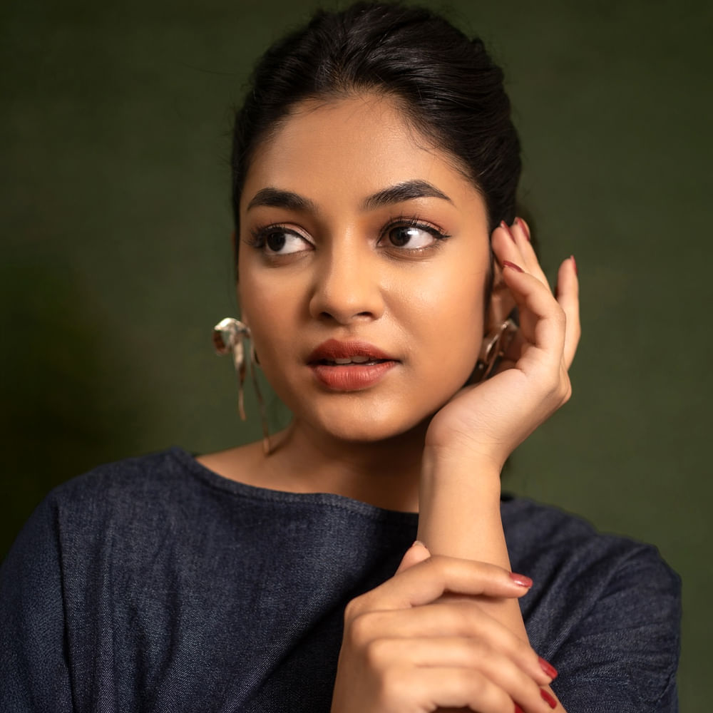 ఇదిలా ఉంటే తాజాగా ఓ ఇంటర్వ్యూలో ఇవానా మాట్లాడుతూ ఆసక్తికర కామెంట్స్ చేసింది. చిన్నతనంలో హైట్ విషయంలో చాలా మంది ఏడిపించేవారు అని తెలిపింది. చిన్నప్పుడు నేను హైట్ తక్కువగా ఉండటంతో చాలా అవమానాలు, రిజక్షన్స్ ఎదుర్కొన్నా. స్కూల్‌లో నన్ను ఫ్రెండ్స్ ‘పొట్టి’ అని ఏడిపించేవారు అని తెలిపింది.