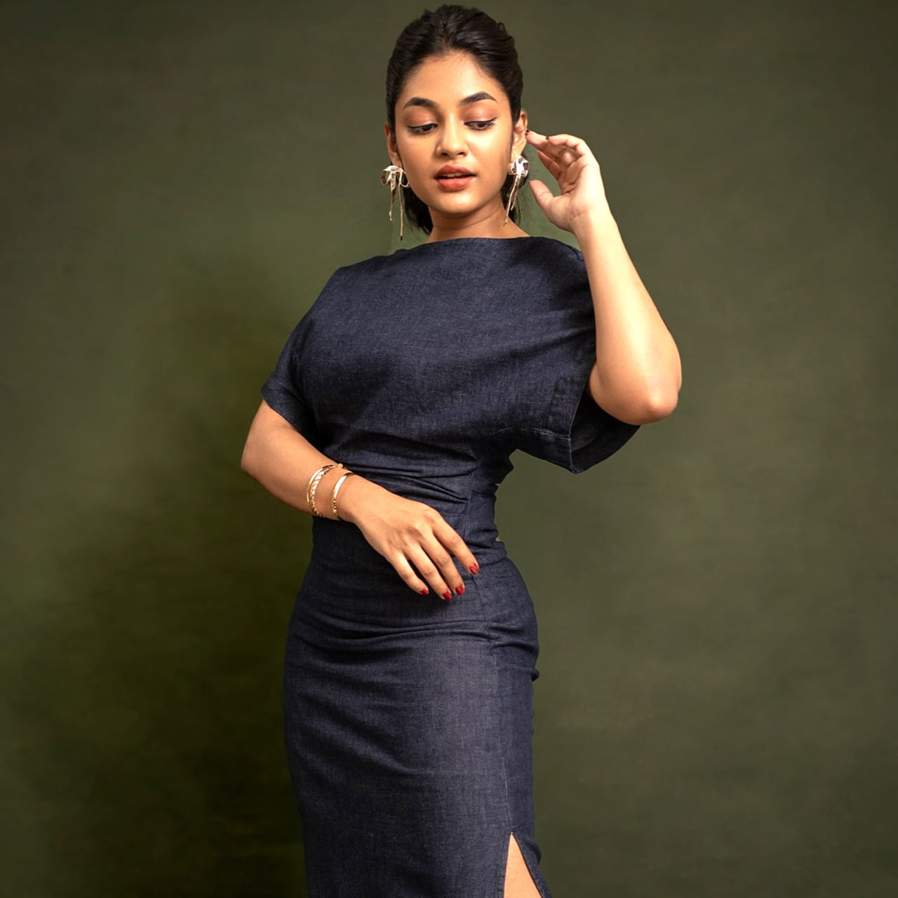 లేటెస్ట్ సెన్సేషన్ ఇవానా.. ఈ ముద్దుగుమ్మ చైల్డ్ ఆర్టిస్ట్ గా కెరీర్ మొదలు పెట్టింది. ఆతర్వాత హీరోయిన్ గా మారింది. తమిళ్ లో లవ్ టుడే సినిమాతో పరిచయం అయ్యింది. ఈ సినిమా మంచి విజయాన్ని అందుకుంది. ఈ సినిమా తెలుగులోనూ డబ్ అయ్యి మంచి హిట్ గా నిలిచింది. ఈ సినిమా తర్వాత ఇవానా రీసెంట్ గా సింగిల్ సినిమా చేసింది.