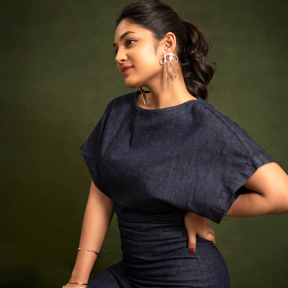 వాళ్ల మాటలు చాలా బాధపెట్టేవి దాంతో నేను చదువు పై పెద్దగా దృష్టి పెట్టలేకపోయాను అని తెలిపింది. ఇక చిన్న వయసునుంచే సినిమాల పై ఇంట్రెస్ట్ ఉండేది అని చెప్పుకొచ్చింది. ఇవానాకు తెలుగులో ‘హ్యాపీడేస్’ అంటే చాలా ఇష్టమట. ఈ సినిమా సాంగ్స్ తన ఫెవరెట్ అని తెలిపింది అని చెప్పుకొచ్చింది.. అలాగే ఫేవరెట్ హీరో అల్లు అర్జున్.