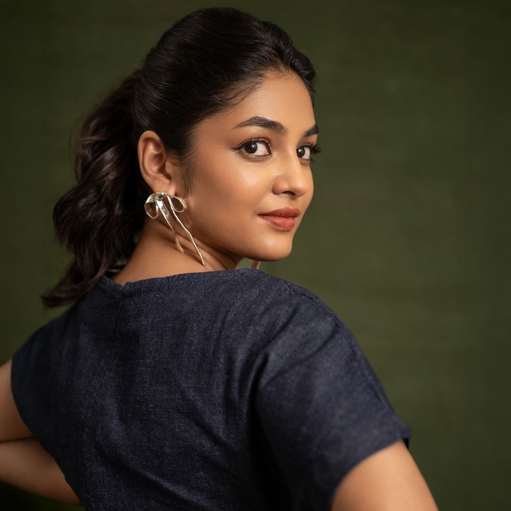 ఇక ఈ చిన్నదనికి ఇప్పుడు వరుసగా అవకాశాలు అందుకుంటుంది. తెలుగుతో పాటు తమిళ్ లోనూ సినిమాలు చేస్తూ ప్రేక్షకులను ఆకట్టుకుంటుంది ఈ అమ్మడు. సోషల్ మీడియాలో యాక్టివ్ గా ఉండే ఈ చిన్నది తన ఫొటోలతో ఆకట్టుకుంటుంది. 