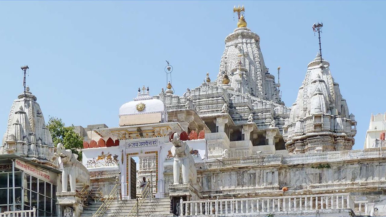 గోల్డెన్ అవర్ సమయంలో జగదీష్ ఆలయం: ఈ ఆలయం సిటీ ప్యాలెస్‌కు దగ్గరగా ఉంది. ఇది వివరణాత్మక శిల్పాలకు ప్రసిద్ధి చెందింది. సూర్యుడు అస్తమించే సమయంలో ఇది బలమైన ఛాయాచిత్ర లక్షణాలను కలిగి ఉంది. ఈ ఆలయం బంగారు అవర్ సమయంలో మరింత అందంగా ఉంటుంది. రద్దీగా ఉండే సిటీ ప్యాలెస్ నుండి బ్లాక్‌ల దూరంలో చిత్రాలను తీయడానికి ఇది గొప్ప సమయం. ఫోటోషూట్ కోసం ఉత్తమ సమయం సాయంత్రం 4:00 నుండి 5:30 వరకు ఉన్న గోల్డెన్ అవర్.