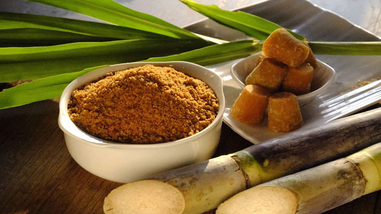 చర్మ సౌందర్యానికి కూడా బెల్లం చాలా మంచిది. ప్రతిరోజూ కొద్దిగా బెల్లం తినడం వల్ల మొటిమలు తొలగిపోతాయి. బెల్లంలో పొటాషియం పుష్కలంగా ఉంటుంది. ఇది గుండె జబ్బుల ప్రమాదాన్ని తగ్గిస్తుంది. మలబద్ధకంతో బాధపడేవారికి బెల్లం ఔషధంగా పనిచేస్తుంది. మలబద్ధకం నివారించడానికి రాత్రి పడుకునే ముందు బెల్లం తినడం ఈ రోజు నుండే ప్రారంభించండి.