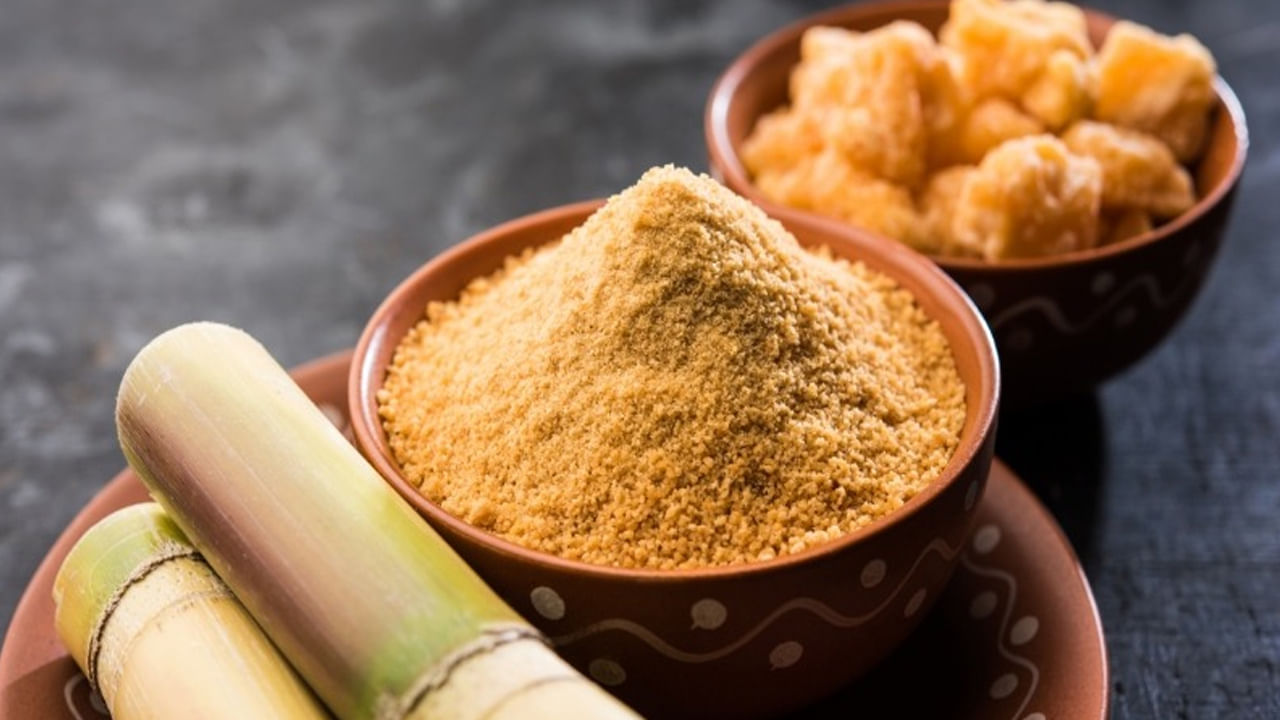 బెల్లంలో ఉండే పొటాషియం, ఫాస్పరస్ ఎముకల బలాన్ని పెంచుతాయి. దీనివ‌ల‌్ల శ‌రీరంలో క్యాల‌రీలు త్వ‌ర‌గా ఖ‌ర్చ‌వుతాయి. దీంతో మీరు దృఢంగా ఉంటారు. బెల్లం తినడం ద్వారా గొంతు సమస్యలు రాకుండా చూసుకోవచ్చు. గొంతు ఇన్ఫెక్షన్లు రాకుండా ఉండాలంటే బెల్లం తినాలి.