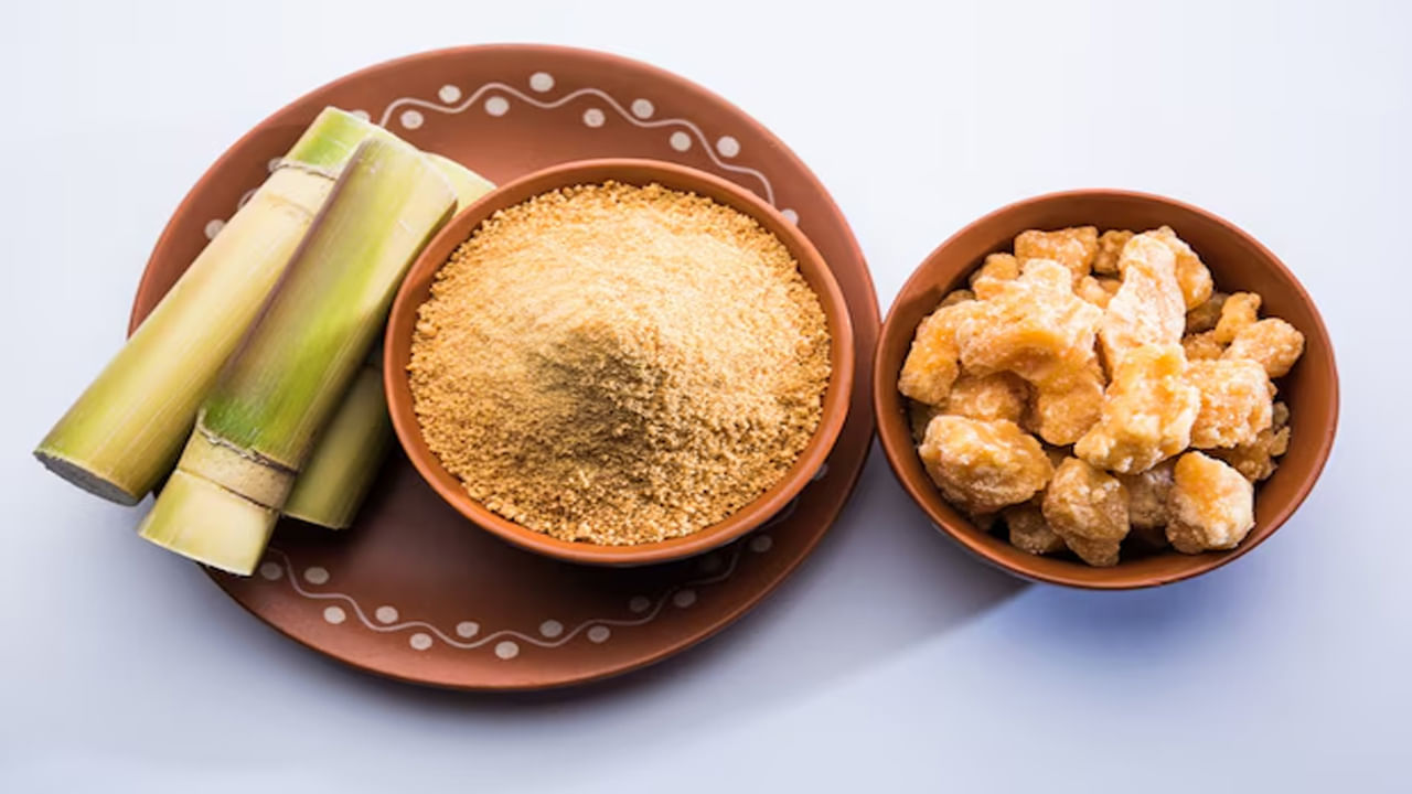 మధుమేహం ఉన్నవారు బెల్లం తీసుకునే ముందు వైద్య సలహా తీసుకోవాలి. అధిక పరిమాణంలో బెల్లం తీసుకోవడం మంచిది కాదు. రోజు కేవలం 5 నుంచి 10 గ్రాముల బెల్లం మాత్రమే తినాలి.
భోజనం తరువాత బెల్లం తింటే ఆరోగ్యం వందశాతం నిజం. మన శరీరానికి సహజంగా మేలు చేసే బెల్లాన్ని మన రోజువారీ జీవనశైలిలో చేర్చుకోవడం ద్వారా అనేక సమస్యల నుండి తప్పించుకోవచ్చు.