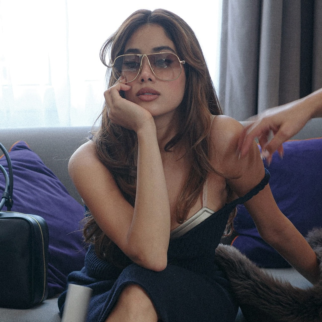 సిల్వర్ స్క్రీన్ మీద ఫుల్ ఫామ్‌లో లేకపోయినా సోషల్ మీడియాలో మాత్రం ఓ రేంజ్‌లో రచ్చ చేస్తున్నారు బాలీవుడ్ స్టార్ కిడ్ జాన్వీ కపూర్‌. హీరోయిన్‌గా గ్లామర్ ఇమేజ్‌ అందుకోవటంలో తడబడుతున్న ఈ భామ సోషల్ మీడియాలో మాత్రం అంతకు మించి అన్న రేంజ్‌లో దూసుకుపోతున్నారు.