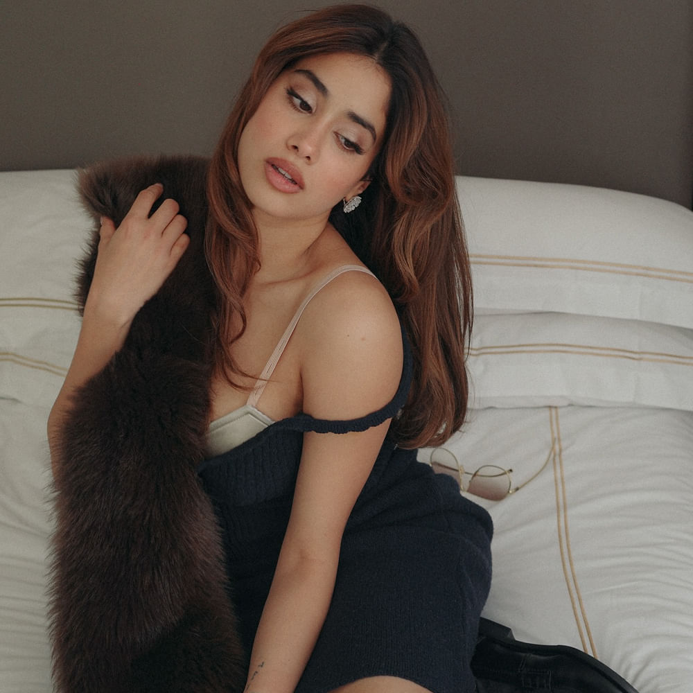 అతిలోక సుందరి వారసురాలిగా సిల్వర్ స్క్రీన్ ఎంట్రీ ఇచ్చిన జాన్వీ కపూర్‌, నటిగా ప్రూవ్‌ చేసుకున్నా... స్టార్ లీగ్‌లోకి మాత్రం ఎంట్రీ ఇవ్వలేకపోతున్నారు. 