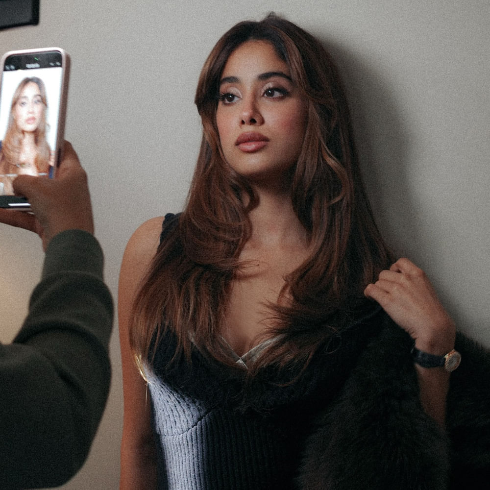 నార్త్‌లో గ్లామర్ హీరోయిన్‌గా ఛాన్స్‌లు రాకపోవటంతో ప్రజెంట్ సౌత్‌ మీద కాన్సన్‌ట్రేట్ చేశారు ఈ బ్యూటీ.సిల్వర్‌ స్క్రీన్ ఇమేజ్‌ ఎలా ఉన్నా... సోషల్ మీడియాలో మాత్రం యమా యాక్టివ్‌గా ఉంటున్నారీ స్టార్ కిడ్‌. 