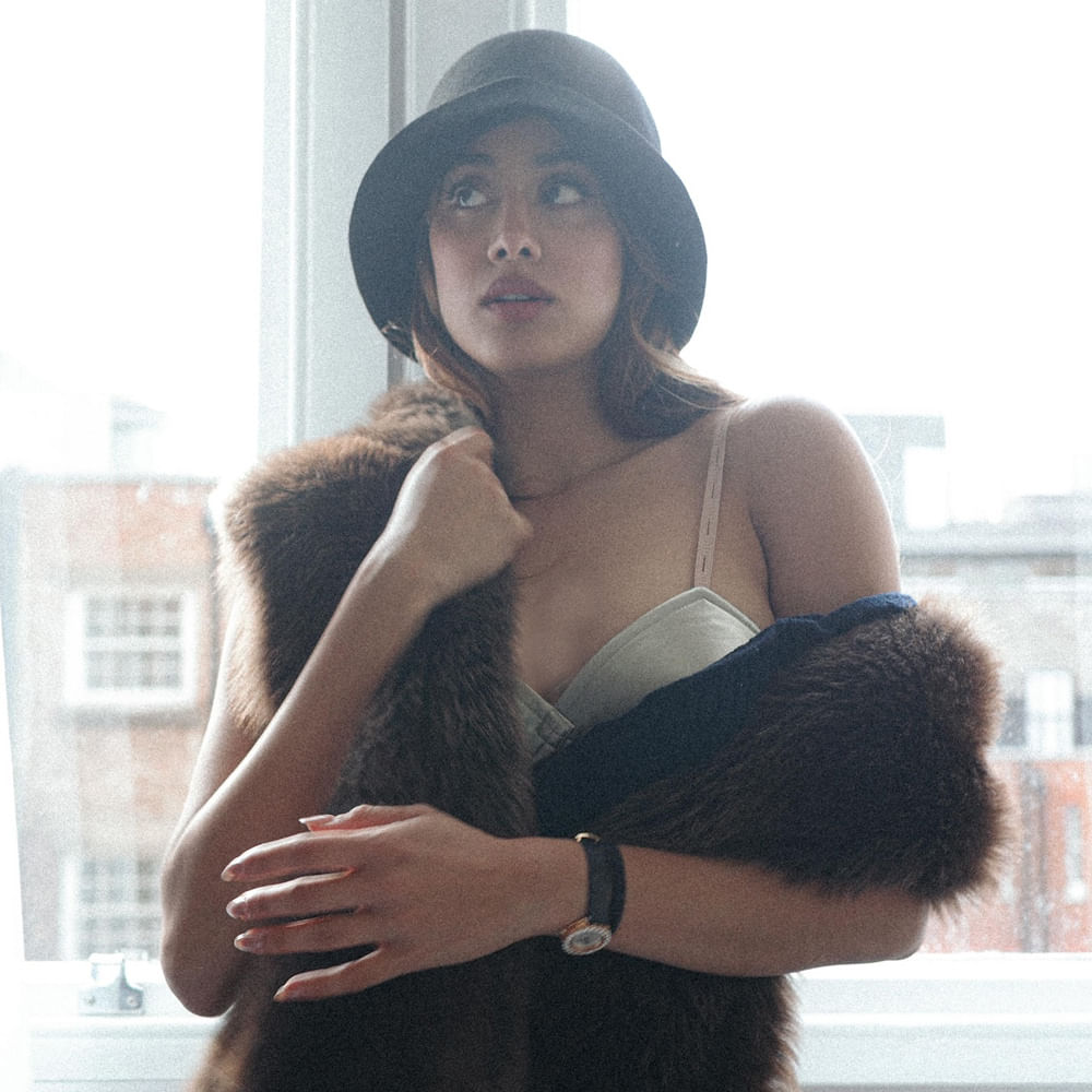 తన వేకేషన్‌ ఫోటోస్‌తో పాటు వరుస ఫోటోషూట్స్‌తో అభిమానులకు నిద్ర పట్టకుండా చేస్తున్నారు. రీసెంట్‌గా బ్లాక్‌ డ్రెస్‌లో జాన్వీ చేసిన ఫోటో షూట్‌ ఇప్పుడు సోషల్ మీడియాలో టాప్‌లో ట్రెండ్ అవుతోంది.
