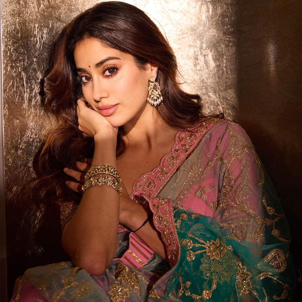 ఆమె మరెవరో కాదండి.. హీరోయిన్ జాన్వీ కపూర్. 27 ఏళ్ల వయసులో కోట్లాది ఆస్తులు సంపాదించింది. ధడక్ సినిమాత బాలీవుడ్ ఇండస్ట్రీలోకి అడుగుపెట్టింది. మొదటి సినిమాతో నటిగా ప్రశంసలు అందుకుంది. కానీ ఈ సినిమా బాక్సాఫీస్ వద్ద అంతగా ఆకట్టుకోలేకపోయింది. మరాఠీలో బ్లాక్ బస్టర్ హిట్ అయిన సైరత్ సినిమాకు రీమేక్ ఇది. 