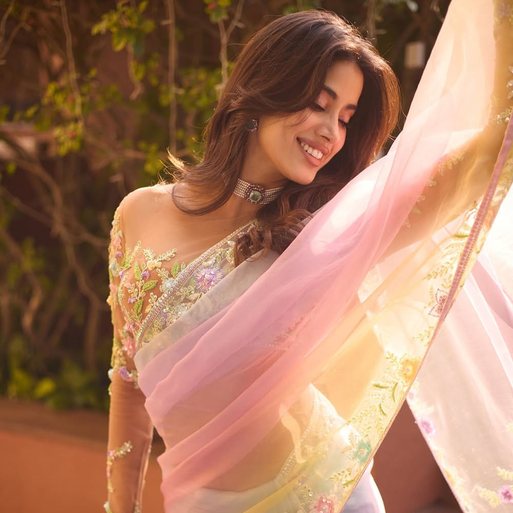 ఆ తర్వాత హిందీలో విభిన్నమైన కంటెంట్ కథలను ఎంచుకుంటూ నటిగా మంచి మార్కులు కొట్టేసింది. హిందీలో వరుసపెట్టి సినిమాలు చేస్తూ ప్రేక్షకులను అలరిస్తున్న ఈ వయ్యారి.. ఇటీవలే టాలీవుడ్ ఇండస్ట్రీలోకి అడుగుపెట్టింది. యంగ్ టైగర్ ఎన్టీఆర్ నటించిన దేవర సినిమాతో తెలుగు తెరకు పరిచయమైంది. ఈ మూవీ బ్లాక్ బస్టర్ హిట్ అయ్యింది. 