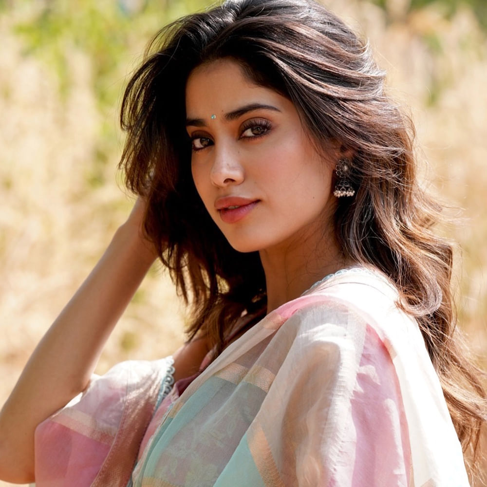 ఇందులో తంగం పాత్రలో సహజ నటనతో కట్టిపడేసింది జాన్వీ. ప్రస్తుతం మెగా పవర్ స్టార్ రామ్ చరణ్ సరసన పెద్ది చిత్రంలో నటిస్తుంది. డైరెక్టర్ బుచ్చిబాబు సన దర్శకత్వం వహిస్తున్న ఈ ప్రాజెక్ట్ పై భారీ అంచనాలు ఉన్నాయి. ఈ సినిమాతోపాటు మరోసారి ఎన్టీఆర్ సరసన దేవర 2లో కనిపించనుంది జాన్వీ. 