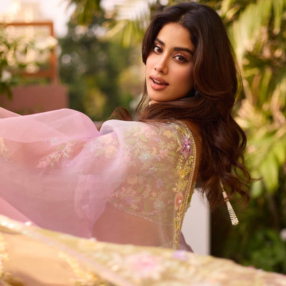 ఇవే కాకుండా అటు హిందీలోనూ బ్యాక్ టూ బ్యాక్ సినిమాలతో అలరిస్తుంది. హిట్టు, ప్లాపులతో సంబంధం లేకుండా వచ్చిన ప్రతి అవకాశాన్ని వినియోగించుకుంటుంది జాన్వీ. ప్రస్తుతం ఈ అమ్మడు  నెట్టింట షేర్ చేసిన ఫోటోస్ ఆకట్టుుకుంటున్నాయి. ఇటీవల జాన్వీ ఎక్కువగా లేడీ ఓరియెంటెడ్ చిత్రాలను ఎంపిక చేసుకుంటుందని టాక్. 