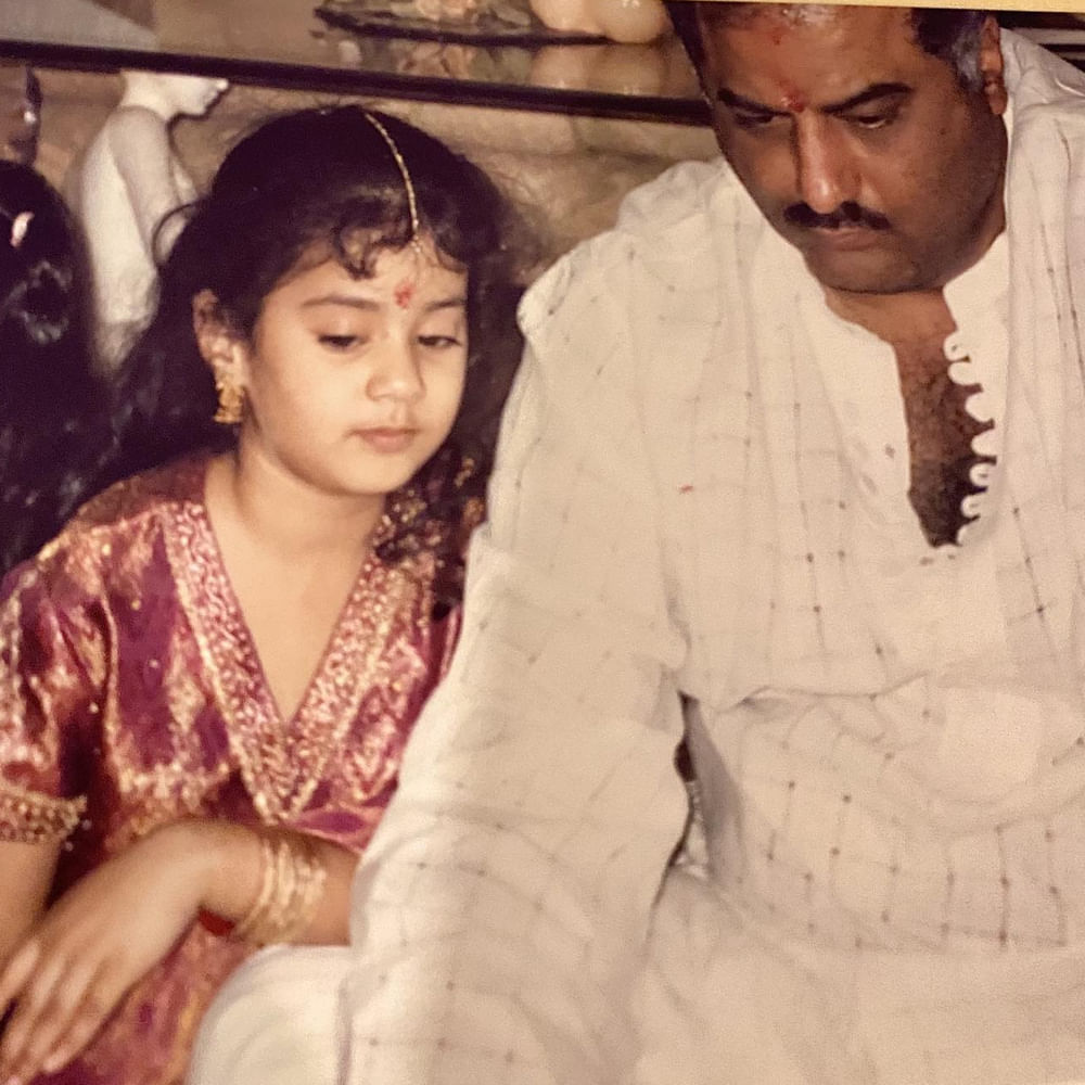 సెలబ్రెటీ ఫ్యామిలీ నుంచి సినీరంగంలోకి అడుగుపెట్టింది. మొదటి సినిమాతోనే నటిగా ప్రశంసలు అందుకుంది. ఆ తర్వాత గ్లామర్ రోల్స్ కాకుండా వైవిధ్యమైన పాత్రలు ఉన్న సినిమాలను ఎంచుకుంటూ తనకంటూ మంచి గుర్తింపు తెచ్చుకుంది. ఇంతకీ ఈ చిన్నారి ఎవరో గుర్తుపట్టారా.. ? ఇప్పుడు టాలీవుడ్ మోస్ట్ వాంటెడ్ హీరోయిన్. 