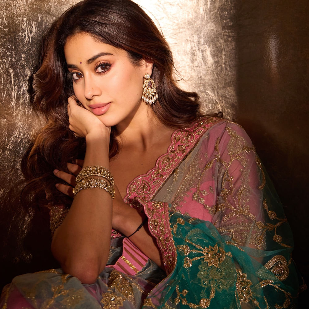 తెలుగులో చేసింది ఒక్క సినిమానే.. కానీ ఊహించని స్టార్ డమ్ సంపాదించుకుంది. ఆ బ్యూటీ మరెవరో కాదండోయ్.. బాలీవుడ్ హీరోయిన్ జాన్వీ కపూర్. ప్రస్తుతం ఈ అమ్మడు వయసు 27 సంవత్సరాలు మాత్రమే. కానీ ఇప్పటికే కోట్లు సంపాదించిందని టాక్. ప్రస్తుతం ఒక్కో సినిమాకు రూ.5 కోట్ల వరకు పారితోషికం తీసుకుంటుందట. 