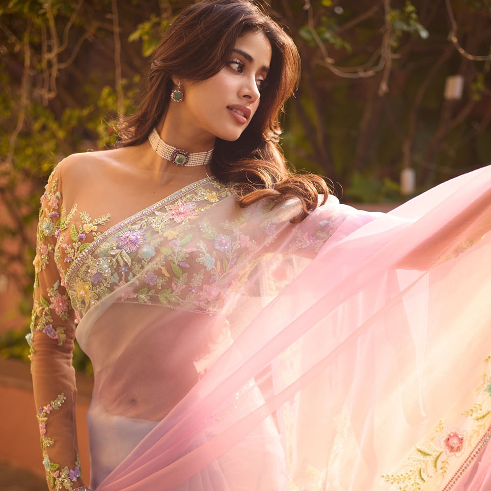 మరోవైపు హిందీలోనూ వరుస సినిమాల్లో నటిస్తుంది ఈ ముద్దుగుమ్మ. అలాగే సోషల్ మీడియాలోనూ చాలా యాక్టివ్ గా ఉంటుంది. నిత్యం ఏదోక పోస్ట్ చేస్తూ నెటిజన్లను ఆకట్టుకుంటుంది. తాజాగా జాన్వీకి సంబంధించిన చిన్ననాటి ఫోటో ఇప్పుడు నెట్టింట తెగ వైరలవుతుంది. తెలుగులో మరిన్ని సినిమాల్లో నటించనుందట ఈ అమ్మడు. 