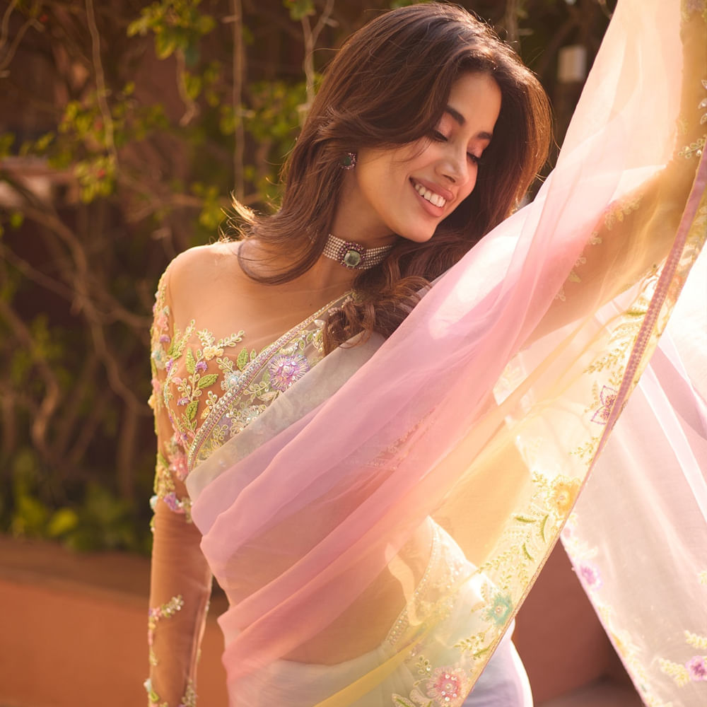 అతిలోక సుందరి శ్రీదేవి, బోనీ కపూర్ దంపతుల పెద్ద కూతురు జాన్వీ కపూర్. ధడక్ సినిమాతో సినీరంగంలోకి అడుగుపెట్టింది. మొదటి సినిమాతోనే విజయం సాధించింది. ఆ తర్వాత హిందీలో వరుస సినిమాల్లో నటించి విమర్శకుల ప్రశంసలు అందుకుంది. ఇక ఇప్పుడు తెలుగులో వరుస సినిమాల్లో నటిస్తుంది. 