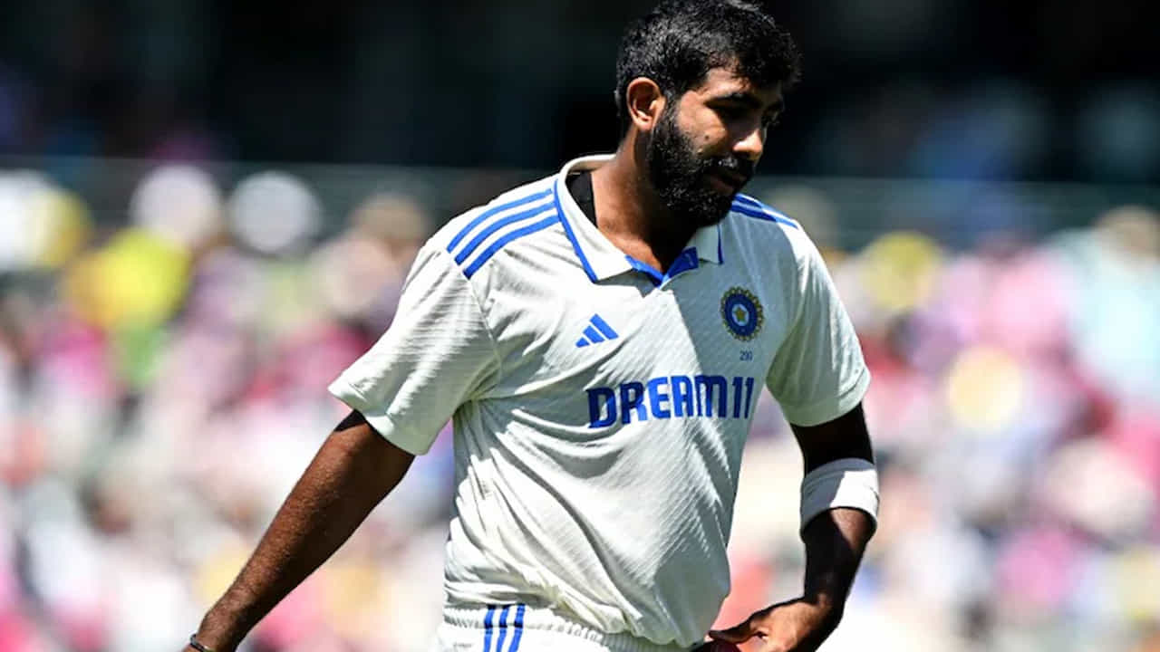 "ఐదు టెస్టుల సిరీస్లో నా పనిభారం ఎలా ఉండాలి అనే దానిపై నేను బీసీసీఐతో మాట్లాడాను. నా వెన్నును పర్యవేక్షించే మెడికల్ టీం, నాకు శస్త్రచికిత్స చేసిన సర్జన్తో కూడా చర్చించాను. పనిభారం విషయంలో తెలివిగా వ్యవహరించాలని వారు నాకు సూచించారు. ఈ చర్చల అనంతరం, నేను కొంచెం జాగ్రత్తగా ఉండాలనే నిర్ణయానికి వచ్చాను" అని బుమ్రా వివరించాడు.