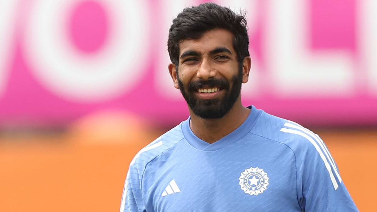 సోనీ స్పోర్ట్స్ నెట్‌వర్క్‌తో ప్రత్యేకంగా మాట్లాడిన డబ్ల్యూవీ రమణ, బుమ్రా లభ్యత టీమిండియాకు చాలా కీలకమైన అంశం అని నొక్కి చెప్పారు. "అతను మూడు టెస్టుల కంటే ఎక్కువ ఆడడు అని ఖచ్చితంగా తెలిస్తే, అప్పుడు ప్రణాళిక చేయడం కొంచెం సులభం అవుతుంది. ఎందుకంటే రెండు టెస్టుల్లో అతను అందుబాటులో ఉండడని మీకు తెలుసు" అని రమణ అన్నారు. మైదానంలో బుమ్రాను ఉపయోగించుకునే విషయంలో, "వారు అతన్ని అతిగా బౌలింగ్ చేయించకూడదు. అతను చాలా దూకుడుగా వికెట్లు తీసే అవకాశం ఉన్నప్పటికీ, రోజుకు 15 ఓవర్లకు మించి అతన్ని బౌలింగ్ చేయించకూడదు. నా అభిప్రాయం ప్రకారం, రోజుకు 12 ఓవర్లకే పరిమితం చేయాలి" అని రమణ సూచించారు.