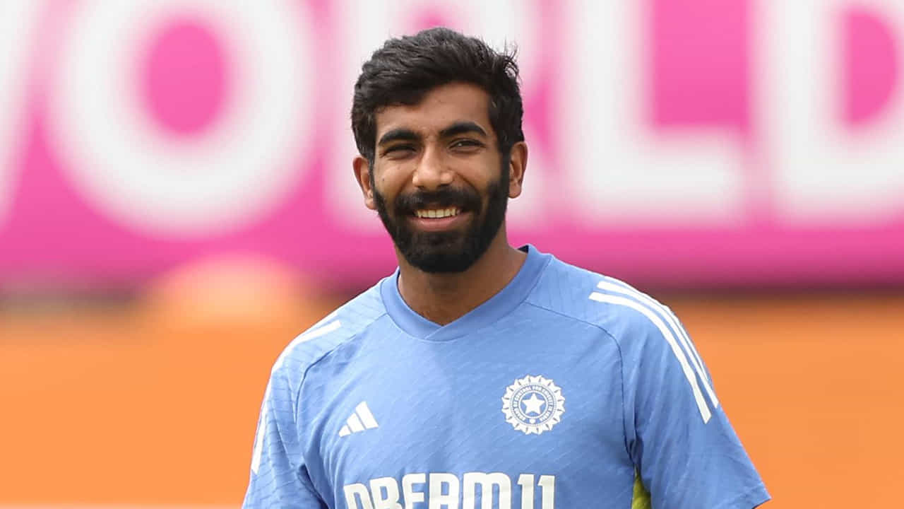 అంతేకాకుండా, ఐదు టెస్టుల సిరీస్లో తాను అన్ని మ్యాచ్లూ ఆడలేకపోవచ్చని, అలాంటప్పుడు కెప్టెన్సీ బాధ్యతలు స్వీకరించడం జట్టుకు న్యాయం కాదని బుమ్రా స్పష్టం చేశాడు. "బీసీసీఐ నన్ను నాయకత్వ పాత్ర కోసం పరిశీలించింది నిజమే. కానీ, నేను అందుకు 'నో' చెప్పాల్సి వచ్చింది. ఒక సిరీస్లో మూడు మ్యాచ్లకు ఒకరు, మిగతా మ్యాచ్లకు మరొకరు కెప్టెన్గా ఉండటం జట్టుకు మంచిది కాదు. నేను ఎప్పుడూ జట్టు ప్రయోజనాలకే మొదటి ప్రాధాన్యత ఇస్తాను" అని బుమ్రా అన్నాడు. కెప్టెన్సీ తనకు ఎంతో ముఖ్యమని, దాని కోసం తాను చాలా కష్టపడ్డానని, అయితే కెప్టెన్సీ కంటే క్రికెట్ అంటేనే తనకు ఎక్కువ ఇష్టమని, ఒక ఆటగాడిగా జట్టుకు మరింత సహకరించాలనుకుంటున్నానని చెప్పుకొచ్చాడు.