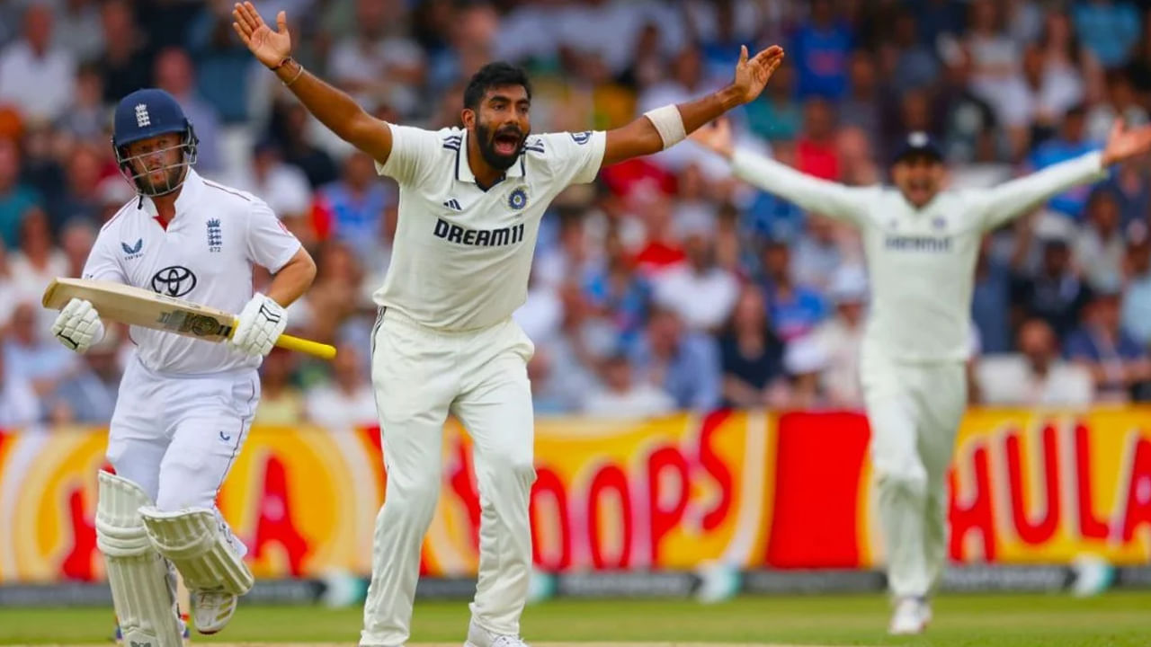 ఇక తొలి ఇన్నింగ్స్‌కు దిగిన ఇంగ్లాండ్‌కు జస్ప్రీత్ బుమ్రా తొలి ఓవర్లోనే షాక్ ఇచ్చాడు. బుమ్రా మొదటి ఓవర్ చివరి బంతికి జాక్ క్రాలీ (4) వికెట్ ను పడగొట్టాడు. తరువాత బెన్ డకెట్ (64) ను క్లీన్ బౌల్డ్ చేశాడు. రెండవ రోజు ఆట ముగిసే సమయానికి, అతను జో రూట్ (28) వికెట్ తీసుకొని టీమిండియాకు మూడో వికెట్‌ను కూడా అందించాడు. 