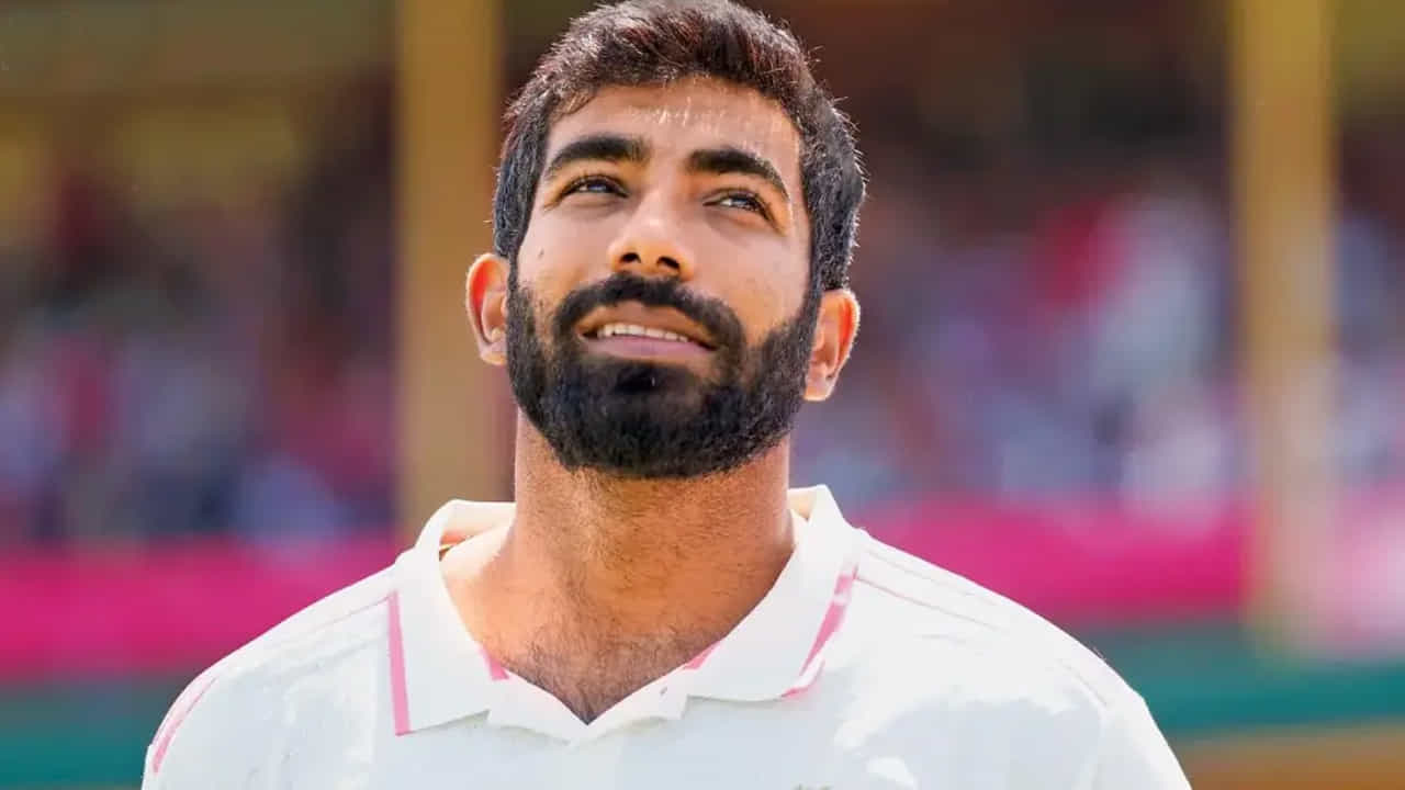 Jasprit Bumrah: భారత క్రికెట్ జట్టు స్టార్ పేసర్ జస్ప్రీత్ బుమ్రా, తనను టెస్ట్ కెప్టెన్గా చేయాలంటూ బీసీసీఐ నుంచి వచ్చిన ఆఫర్ను తిరస్కరించినట్లు సంచలన విషయాలు వెల్లడించాడు. ఇటీవల రోహిత్ శర్మ టెస్టు క్రికెట్ నుంచి రిటైర్మెంట్ ప్రకటించిన తర్వాత, టెస్ట్ కెప్టెన్సీ రేసులో శుభ్మన్ గిల్తో పాటు బుమ్రా పేరు కూడా ప్రముఖంగా వినిపించింది. అయితే, అనూహ్యంగా గిల్ కెప్టెన్గా ఎంపిక కావడంపై అనేక ఊహాగానాలు చెలరేగాయి. ఈ నేపథ్యంలో బుమ్రా స్వయంగా తన నిర్ణయాన్ని, దానికి గల కారణాలను వివరించాడు.